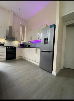 Spacious King room with Private Entrance - near Emirates and Camden and King's Cross - 5 Min to Tube